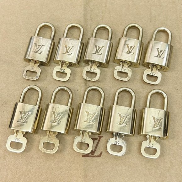 Authentic LOUIS VUITTON LV 10 SET PADLOCK KEY BAG CHARM CADENA GOLD PLATED - Picture 1 of 4